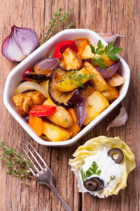 Zapékané brambory se zeleninou a bylinkami – bezmasé